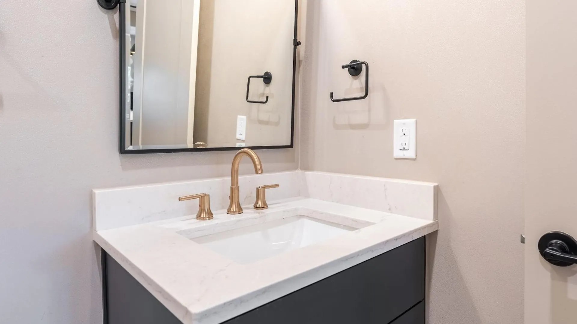 The Western Wing By Stay Local Nashville Apartment